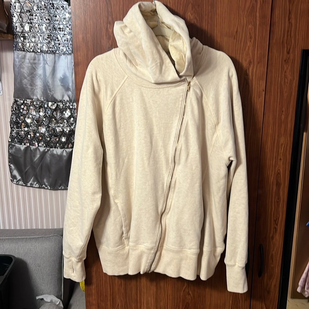 New with out tags . Finger holes. Zip up hoodie